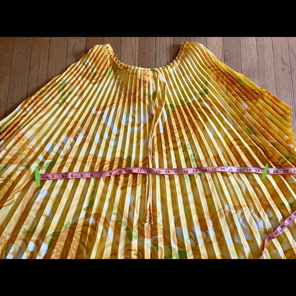 70s Vintage Volup Friendly Accordion Pleat Yellow Kaftan w. Chrysanthemum Print - Picture 5 of 7